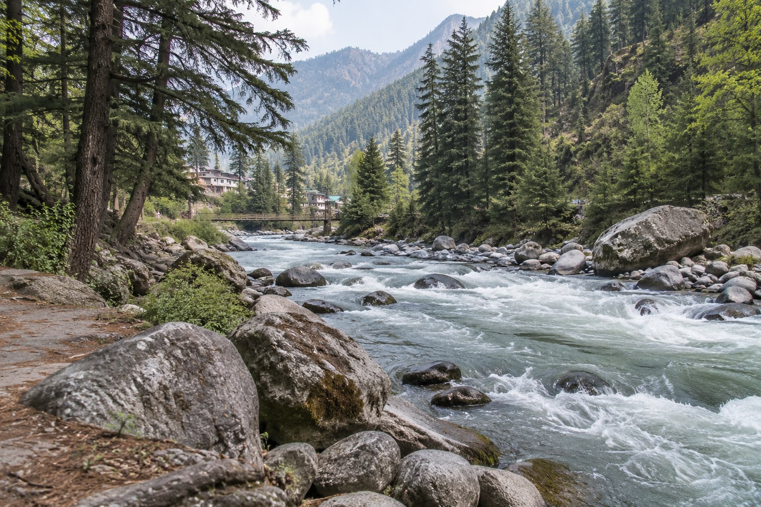 Boulders and forest along the Parvati riverside